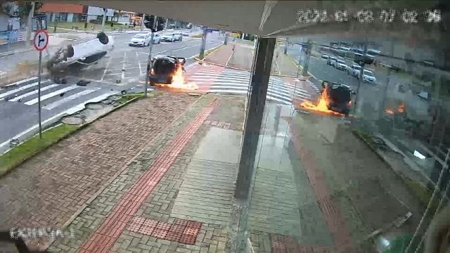 [動画2:24] 衝突された車が炎上、運転手は冷静に消火