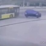 [動画0:33] バス、乗用車をひっくり返す