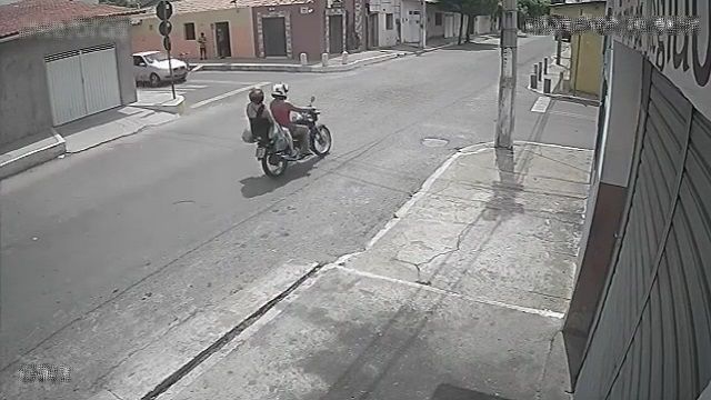 [動画0:10] 女性二人が乗るバイク、一時停止違反の車に吹っ飛ばされる