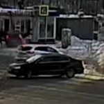 [動画1:37] 免許取得半年の青年、左折車を避けてバス停に突っ込む