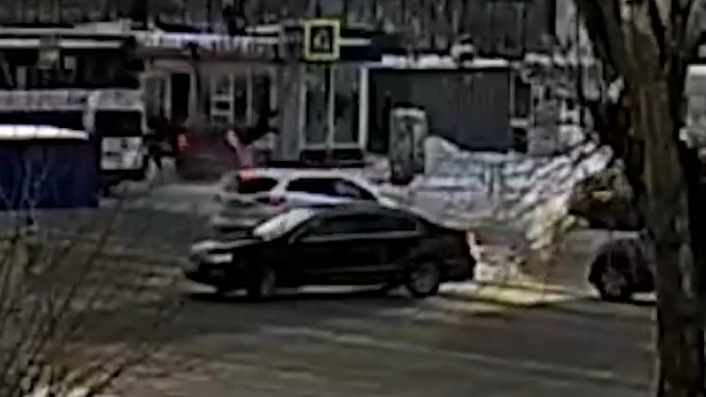 [動画1:37] 免許取得半年の青年、左折車を避けてバス停に突っ込む