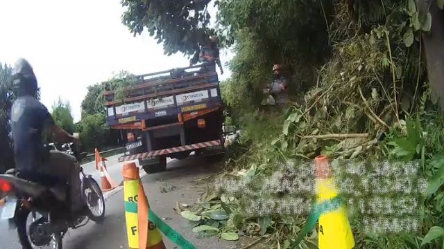 [動画0:20] ライダー、道路の維持管理を行うトラックにグシャッ！！