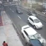 [動画0:24] すっごいスピードで路駐に衝突する車が撮影される