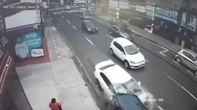[動画0:24] すっごいスピードで路駐に衝突する車が撮影される