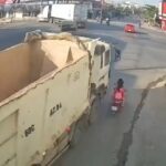 [動画0:23] 女子学生を学校へ送るバイク、トラックに踏み潰される