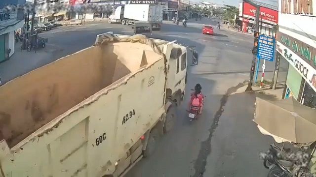 [動画0:23] 女子学生を学校へ送るバイク、トラックに踏み潰される