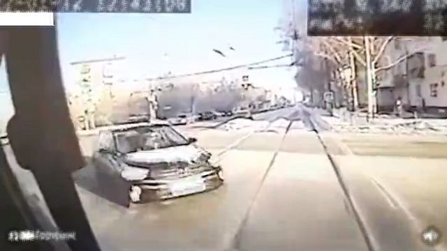 [動画0:22] トラムにドーン！左折車が突っ込む