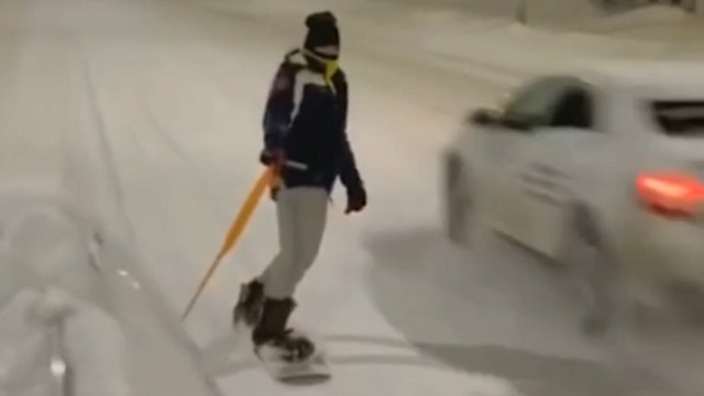 [動画0:25] ロシア人スノーボーダー、車道を滑走した結果