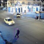 [動画0:08] 酩酊して歩く男性、完璧なタイミングで道路に倒れる