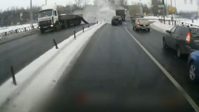 [動画0:51] タンクローリーが信号無視、トラックに激しく衝突