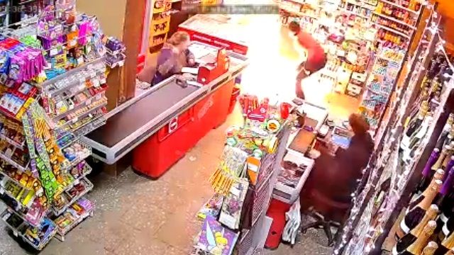 [動画0:15] アッという間に大きな炎に・・・、男が店内で放火