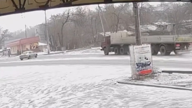[動画0:20] ウクライナ人「右折する場所通り過ぎたからバックする！」→トラックがグシャッ！