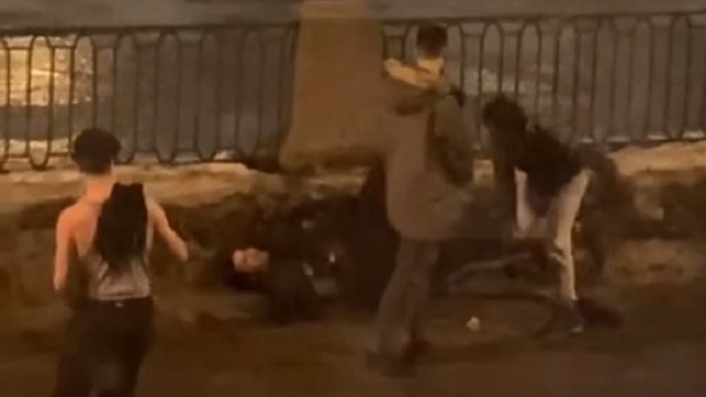[動画1:13] ロシア人の喧嘩、終わらせ方がヤバい