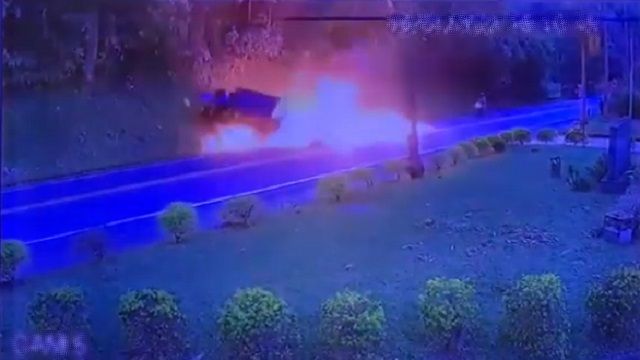 [動画1:30] バイクが追い越し車と正面衝突、大爆発してしまう・・・