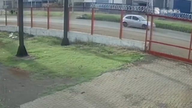 [動画0:48] バイクが転倒、道路を滑っていく