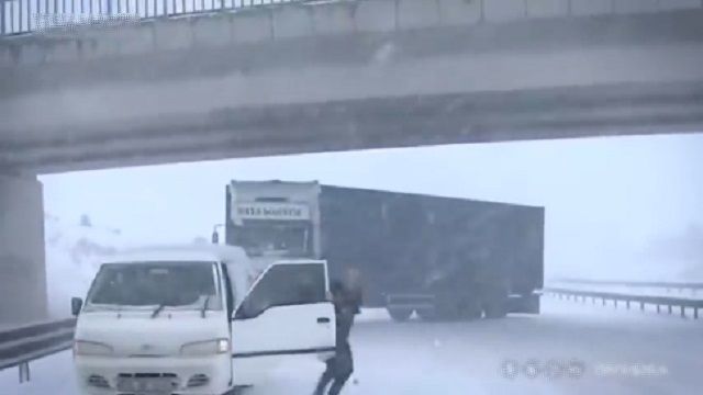 [動画1:56] 雪道で迫ってくるトラック、中継カメラがとらえた緊張の瞬間