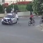 [動画1:28] バイクを吹っ飛ばした運転手、怪我人より車両の損傷を気にする
