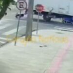 [動画1:24] 一時停止違反のバイク、トラック側面に突っ込む