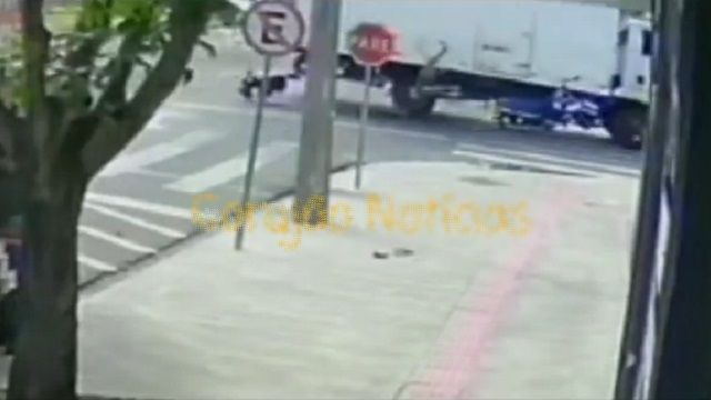 [動画1:24] 一時停止違反のバイク、トラック側面に突っ込む