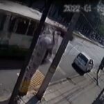 [動画1:30] バスが暴走、建物に突っ込む