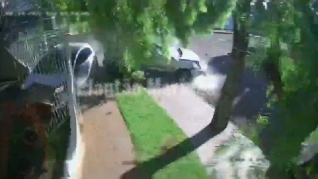 [動画0:43] 盗難車、寝室の壁を破壊