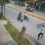 [動画0:48] アルゼンチン人「お、バイク泥棒か！柵を投げつけたろ！」