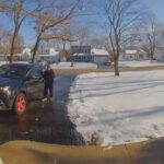[動画0:24] 凍結した路面を滑る車、運転手が追いかけるが・・・