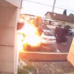 [動画3:22] 男性が運転する車が爆発、爆発装置が置かれていた模様
