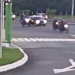 [動画0:40] バイクを転倒させた車、逃走する