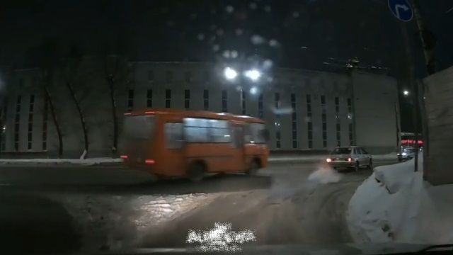 [動画0:23] ロシアのバス運転手、スッゴーい！！