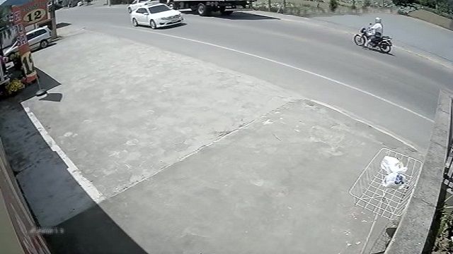 [動画1:06] トラックが急ブレーキ、後続のバイクがグシャッ！