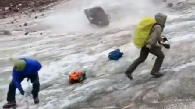 [動画0:24] ロシア人登山家、巨岩落石に背筋が凍りつく