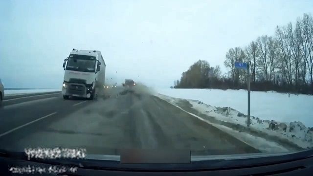 [動画0:33] これは逃げられない・・・、突然向きを変えて突っ込んでくるトラック