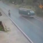 [動画1:34] 左折してきたバンに接触、バイクが道路から飛び出す