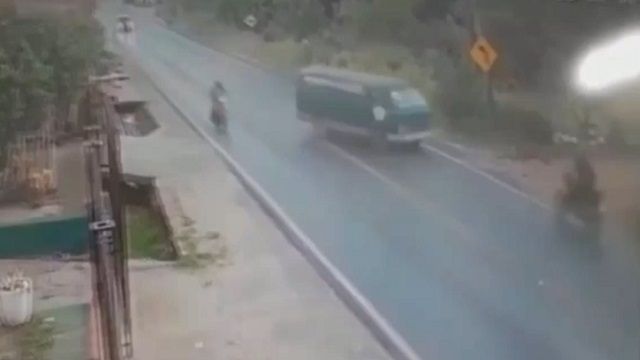 [動画1:34] 左折してきたバンに接触、バイクが道路から飛び出す