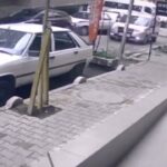 [動画0:39] 坂道を暴走する車、路駐を潰す