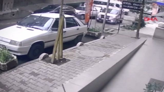 [動画0:39] 坂道を暴走する車、路駐を潰す
