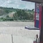 [動画1:04] 崖から飛び立つ車が撮影される