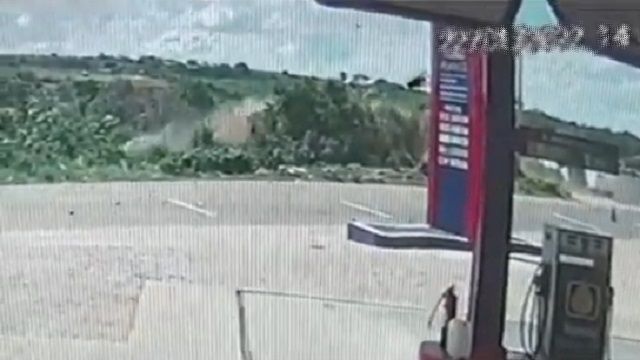 [動画1:04] 崖から飛び立つ車が撮影される