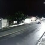 [動画0:16] ライダーさん、道路中央を走って正面衝突