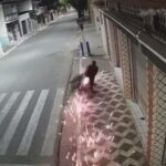 [動画1:13] 火花を散らして滑るライダー、街灯に衝突