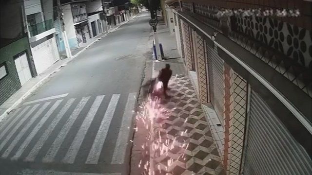 [動画1:13] 火花を散らして滑るライダー、街灯に衝突