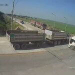 [動画0:29] 大型トラックが衝突、浮き上がる運転席から放出される男