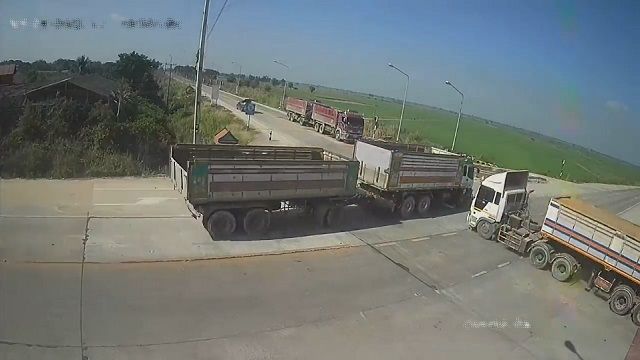 [動画0:29] 大型トラックが衝突、浮き上がる運転席から放出される男