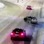 [動画0:17] 雪山を乗り越え歩道に突っ込む車、歩行者が轢かれる瞬間