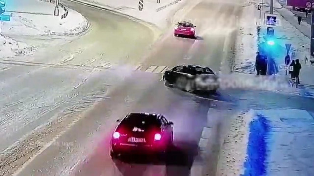 [動画0:17] 雪山を乗り越え歩道に突っ込む車、歩行者が轢かれる瞬間