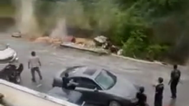 [動画1:45] 道路が崩壊、数台の車が巻き込まれる