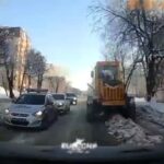 [動画0:29] 除雪中の狭い道路、停止したパトカーに追突しちゃう