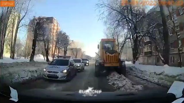 [動画0:29] 除雪中の狭い道路、停止したパトカーに追突しちゃう