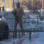 [動画0:23] ロシア人、女性のブラジャーを手に全裸で走り回る